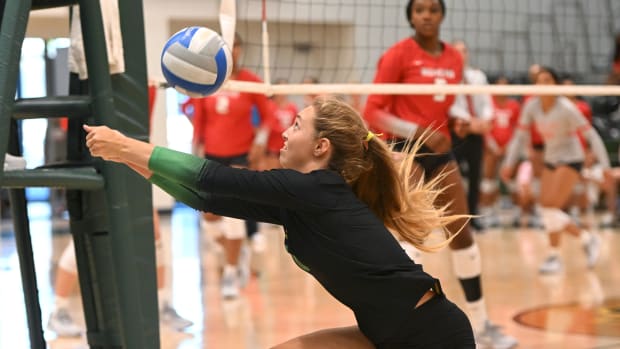 Mira Costa vs. Mater Dei girls volleyball by Heston Quan 8-29-23082920238